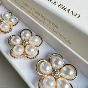 Felicia – Gold Framed Pearl Flower Button Charm Gold