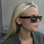 By Jolima - Lilly Flower Örhängen, Svart