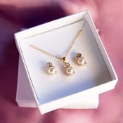 Caroline Svedbom - Love Pearl Necklace  Pearl + Crystal Guldpläterat