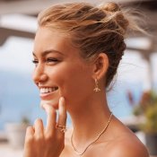 Caroline Svedbom - Petite Greek Eye Earrings Crystal Guldplätering
