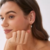 By Jolima - Teardrop huggie guldpläterade