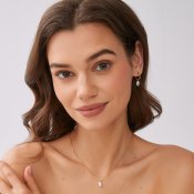 By Jolima - Teardrop huggie guldpläterade