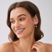 By Jolima - Teardrop huggie guldpläterade