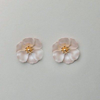 BOW19 Details - Flower small earrings pearl beige
