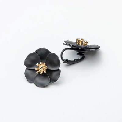 BOW19 Details - Flower Small Clip on Earrings Pearl Black