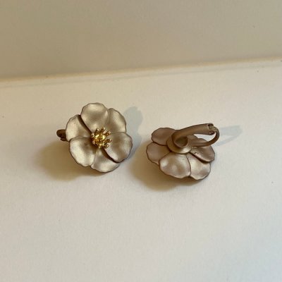 BOW19 Details - Flower Small Clip on Earrings Pearl Nougat